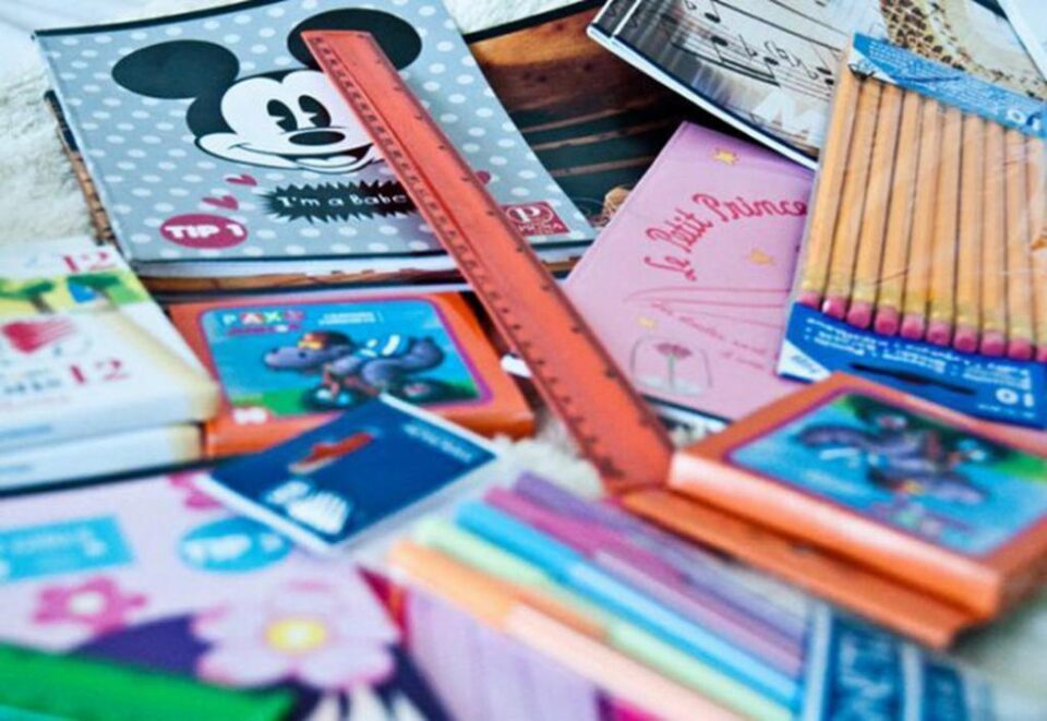 „Mesajul din ghiozdan”, campanie de strângere de rechizite pentru copiii nevoiași