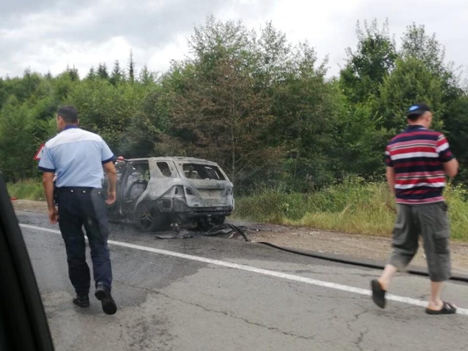 Un Mercedes în care erau patru oameni a luat foc în trafic, între Ilișești și Păltinoasa