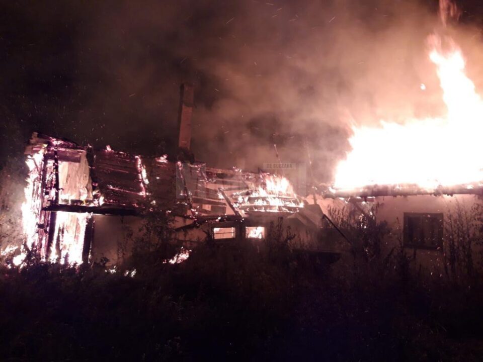 Incendiu puternic, extins la două case, la Fântâna Mare