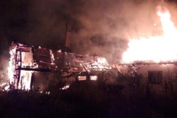 Incendiu puternic, extins la două case, la Fântâna Mare