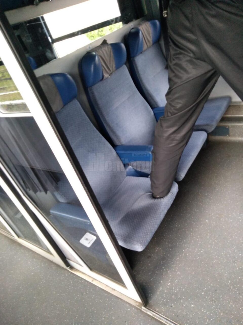 Vameșii de la Vicșani, cu picioarele pe banchetele trenurilor în căutarea țigărilor de contrabandă
