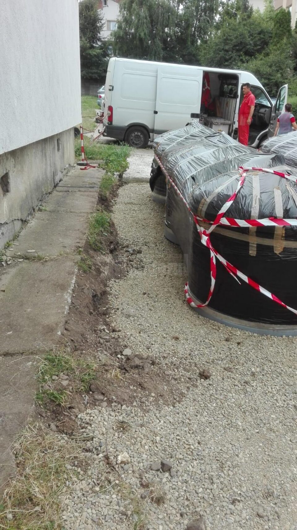 Containere semiîngropate au fost amplasate, săptămâna trecută, la o distanță de circa 1,5 metri de peretele blocului, în zona geamurilor de la băile locatarilor