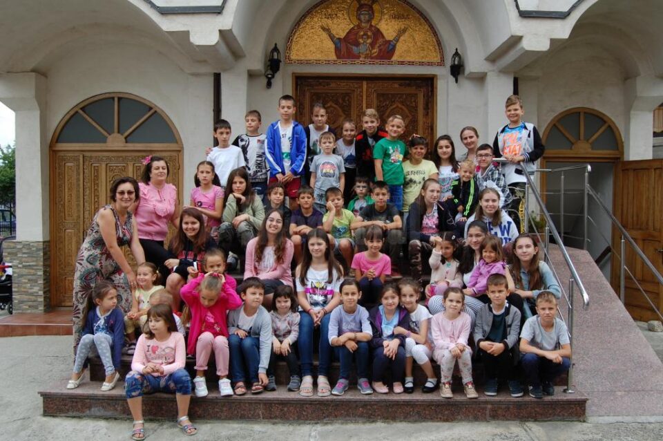Școală de vară, la Biserica „Acoperământul Maicii Domnului” din Suceava Școală de vară, la Biserica „Acoperământul Maicii Domnului” din Suceava