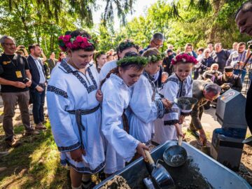 Iubitorii de drumeții au, de astăzi, Ghidul Drumețului pe Via Transilvanica, de la Putna până la Reghin