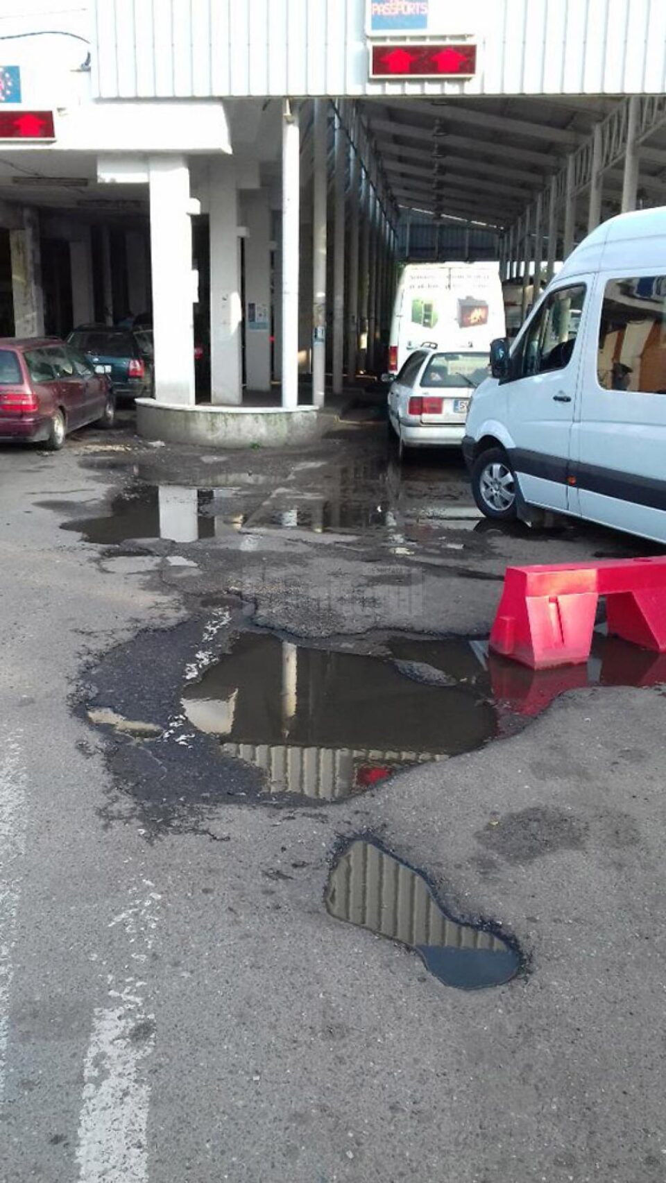 În găurile pline de apa de la ploi, unii șoferi și-au distrus anvelopele sau și-au agățat tobele de eșapament În găurile pline de apa de la ploi, unii șoferi și-au distrus anvelopele sau și-au agățat tobele de eșapament