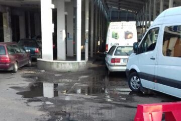 În găurile pline de apa de la ploi, unii șoferi și-au distrus anvelopele sau și-au agățat tobele de eșapament