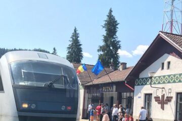 Trenul care circulă pe ruta Suceava-Putna Trenul care circulă pe ruta Suceava-Putna