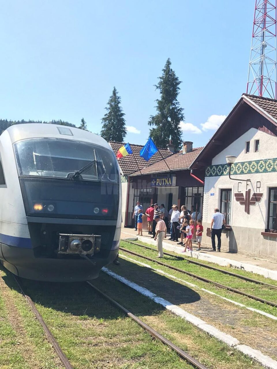 Trenul care circulă pe ruta Suceava-Putna