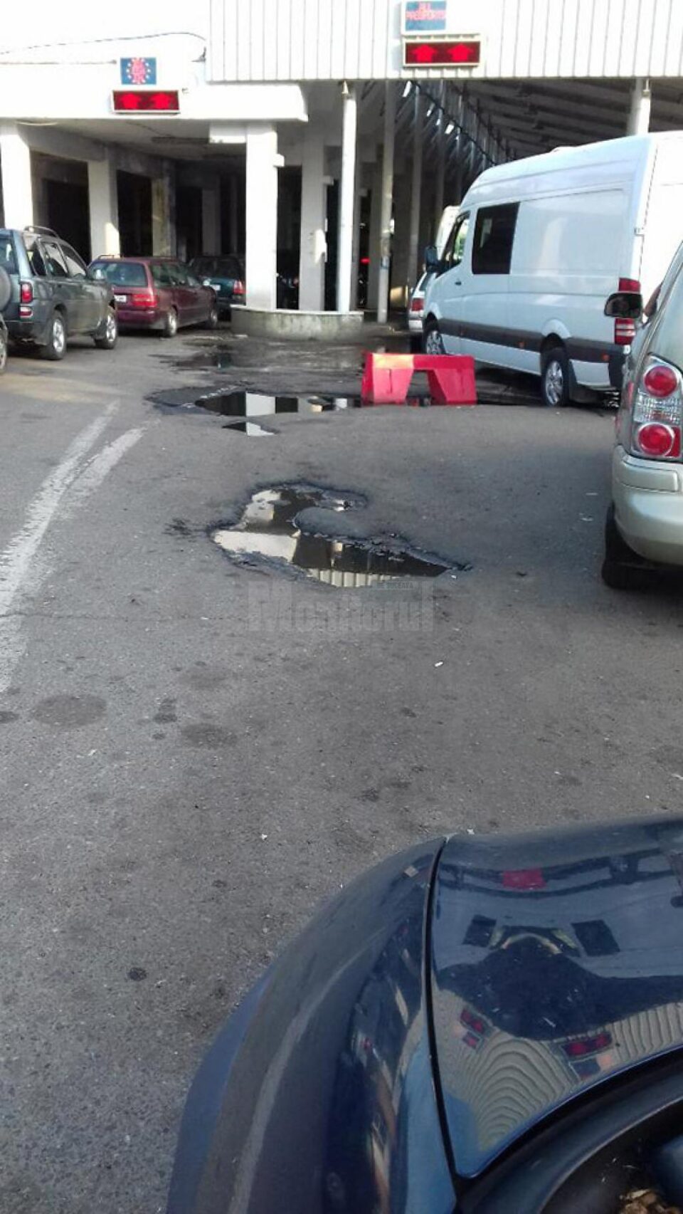 Punctul de Trecere a Frontierei Siret, plin de gropi printre care mașinile cu greu se pot strecura