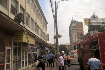 Focul a izbucnit violent în interiorul cizmăriei