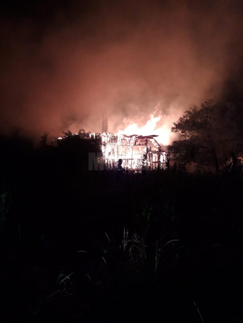 Incendiu puternic, extins la două case, la Fântâna Mare