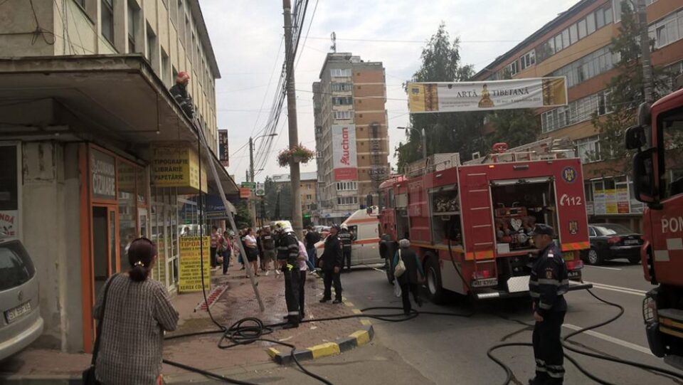 Clipe de panică și oameni evacuați, după un incendiu la o cizmărie din Suceava