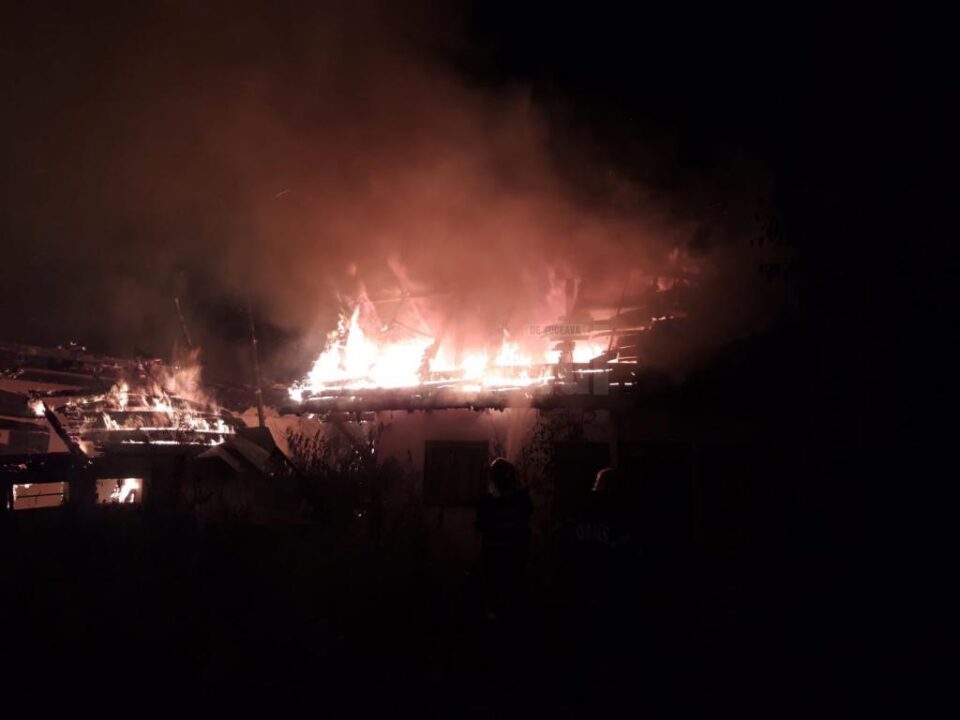 Incendiu puternic, extins la două case, la Fântâna Mare