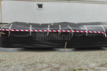 Containere semiîngropate au fost amplasate, săptămâna trecută, la o distanță de circa 1,5 metri de peretele blocului, în zona geamurilor de la băile locatarilor