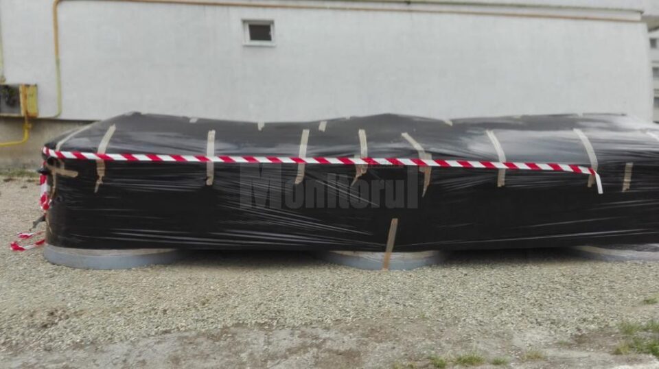 Containere semiîngropate au fost amplasate, săptămâna trecută, la o distanță de circa 1,5 metri de peretele blocului, în zona geamurilor de la băile locatarilor