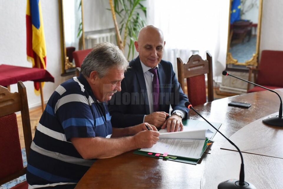 Primarul Marius Ursaciuc și directorul ADR Nord-Est, Vasile Asandei, au semnat contractul pentru un proiect de peste 5 milioane de euro pentru înființarea unui sistem de transport electric în comun