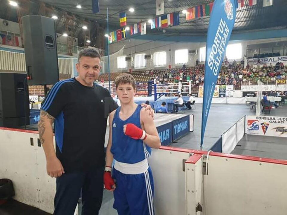 Antrenorul de box Alexandru Vornicu și medaliatul cu argint la europene, Cristinel Măzăreanu