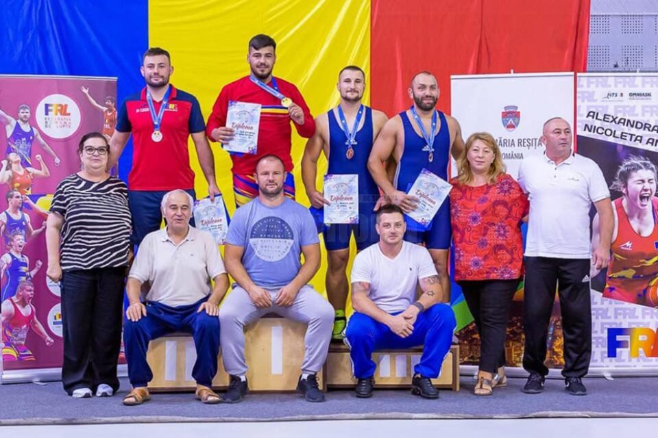Ionuț Buhăianu (al treilea pe podium) și antrenorul Mihai Haiura (ultimul din dreapta)