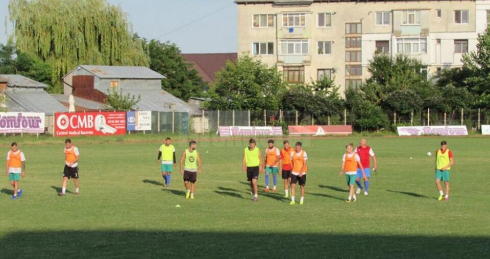 Fotbaliștii Șomuzului se pregătesc intens pe stadionul Tineretului. Foto Alex Savescu Fotbaliștii Șomuzului se pregătesc intens pe stadionul Tineretului. Foto Alex Savescu