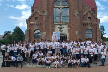 Peste 100 de membri ai Fundației FARA s-au reunit recent la Cacica