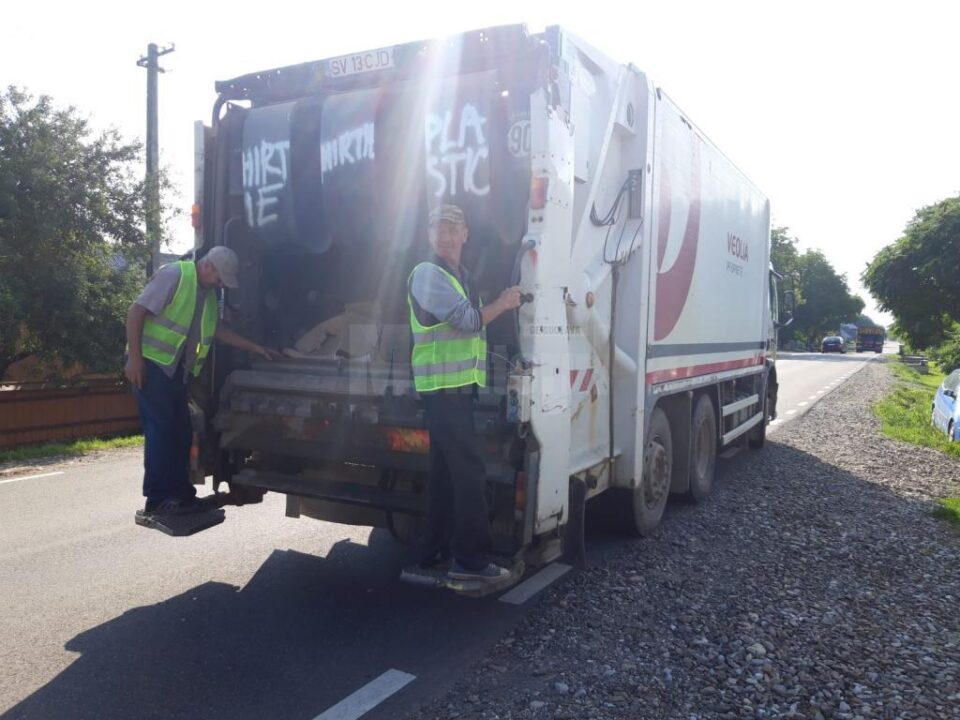 Deșeurile sunt colectate direct de la poarta locuitorilor din comuna Cornu Luncii