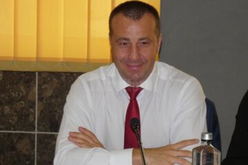 Viceprimarul Lucian Harșovschi, inițiator și înfocat susținător al proiectului de amenajare a 4.400 de locuri de parcare în cartiere, regretă că doi ani de zile s-au pierdut din cauza blocajului PSD