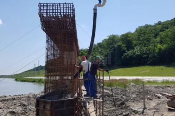 Lucrările la Podul Unirii, peste râul Suceava