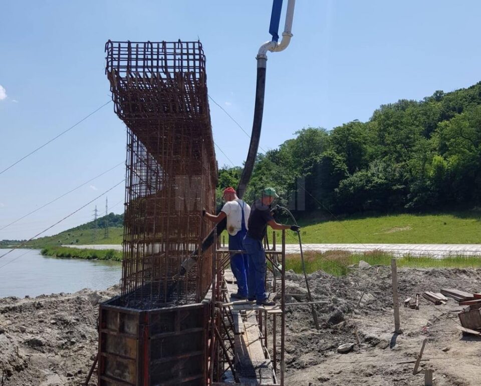 Lucrările la Podul Unirii, peste râul Suceava