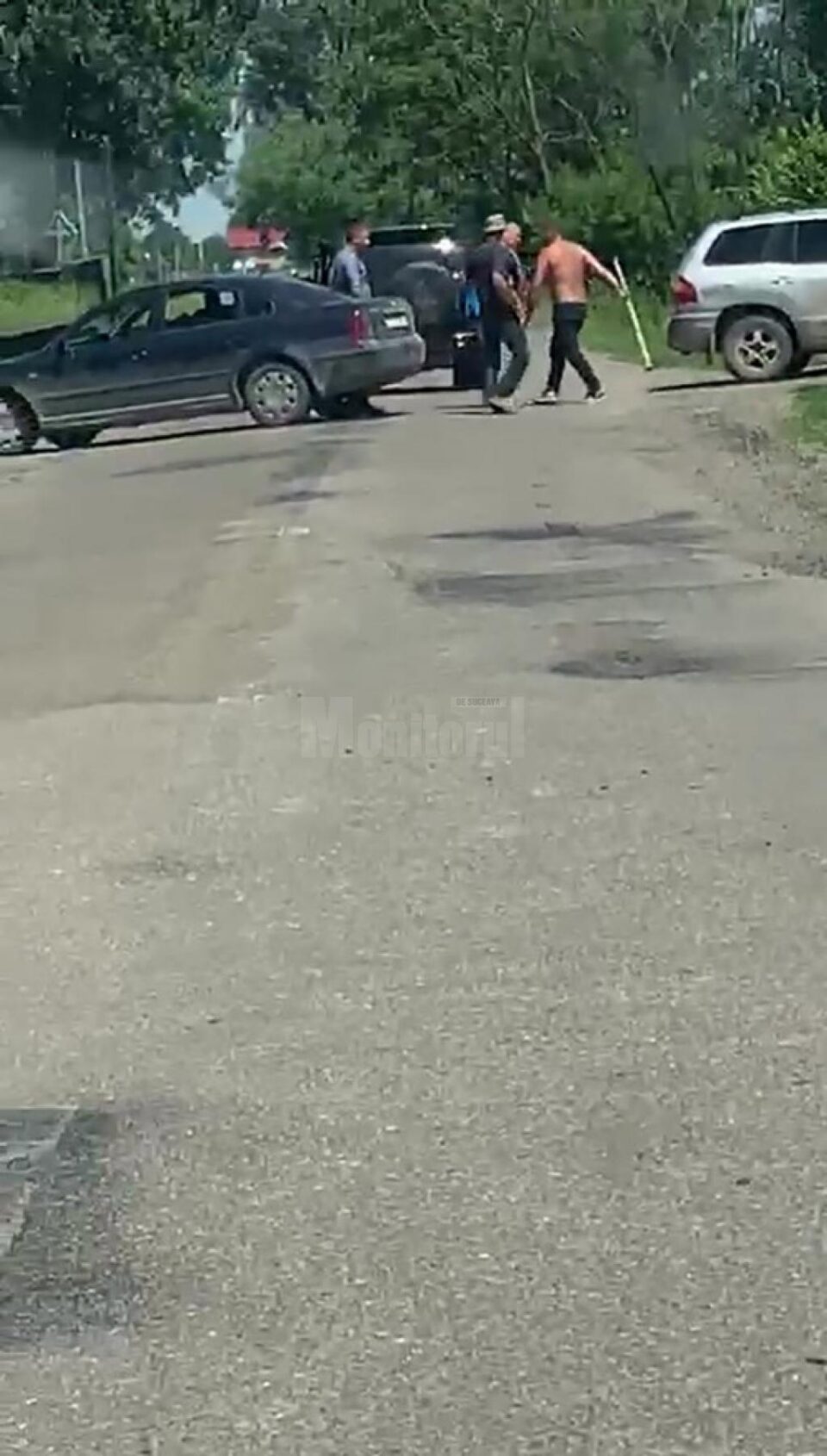 Cei trei au fost protagoniștii unui blocaj în trafic, unul aruncând cu un topor spre rivalii pe care îi vizau