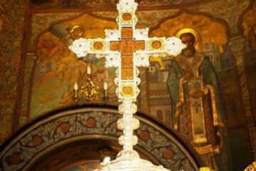 Semnul Sfintei Cruci este o mărturisire a credinței creștine