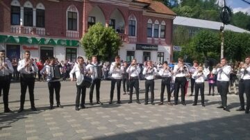 Ansamblul Folcloric „Mugurelul-Mărgineanca” din Dorohoi, Botoșani, a obținut trofeul Festivalului Internațional „Dorna, plai de joc și cântec”
