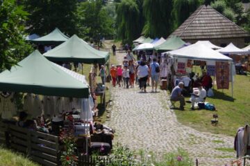 Primăria Suceava reia traseul Centru - Cetatea de Scaun, cu ocazia evenimentului „Lume, lume… hai la târg!”, care are loc la Muzeul Satului Bucovinean