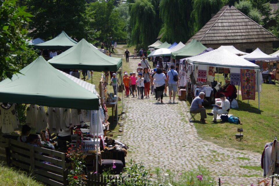 Primăria Suceava reia traseul Centru - Cetatea de Scaun, cu ocazia evenimentului „Lume, lume… hai la târg!”, care are loc la Muzeul Satului Bucovinean