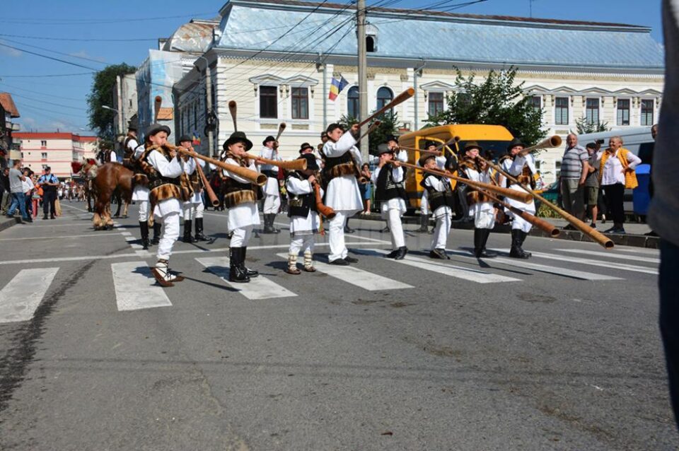 Festivalul „Întâlniri Bucovinene”a debutat cu o paradă a portului popular