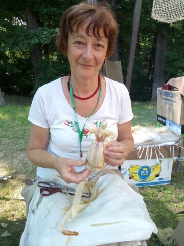 Iulia Balint confecționează păpuși din pănuși de porumb