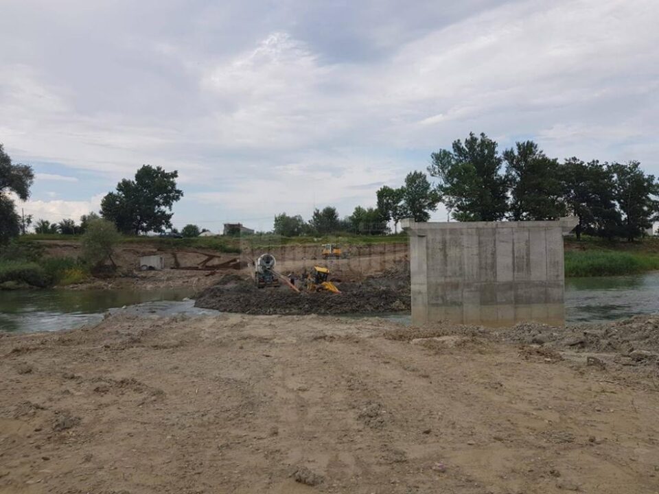 Lucrările la Podul Unirii, peste râul Suceava