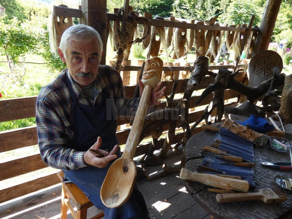 Lingura boierului, realizată de Grigore Posternac în tabăra de creație de la Păltinoasa