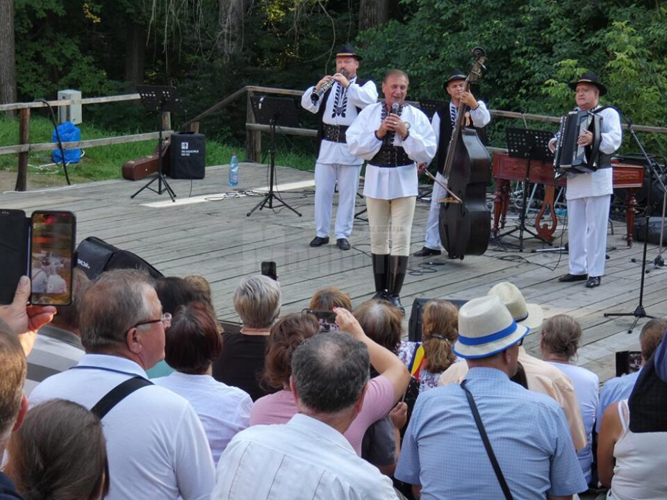 Nicolae Furdui Iancu a fermecat publicul venit în număr mare la Muzeul Satului Bucovinean