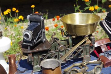 Bijuterii confecționate pe loc din furculițe de argint, jucării ecologice din lemn, muzică populară și de mahala, la târgul de la Muzeul Satului Bucovinean