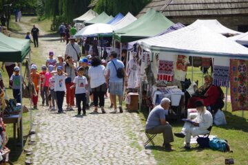 Bijuterii confecționate pe loc din furculițe de argint, jucării ecologice din lemn, muzică populară și de mahala, la târgul de la Muzeul Satului Bucovinean