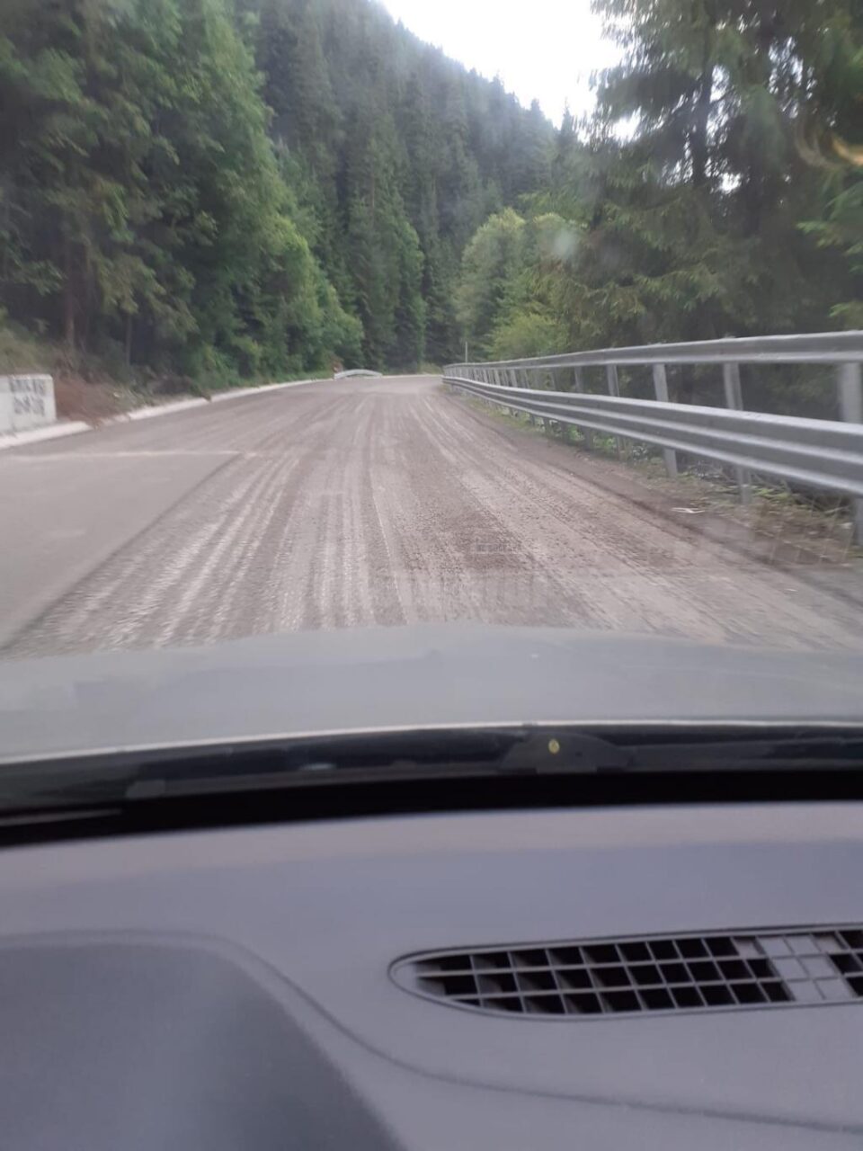 Așa arată acum drumul, pe anumite porțiuni, după decapări