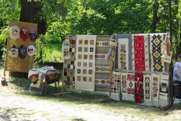 Bijuterii confecționate pe loc din furculițe de argint, jucării ecologice din lemn, muzică populară și de mahala, la târgul de la Muzeul Satului Bucovinean
