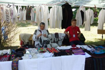 Bijuterii confecționate pe loc din furculițe de argint, jucării ecologice din lemn, muzică populară și de mahala, la târgul de la Muzeul Satului Bucovinean