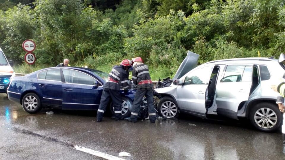 Impactul dintre cele două mașini a fost foarte puternic
