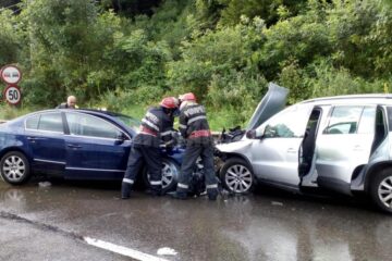 Impactul dintre cele două mașini a fost foarte puternic