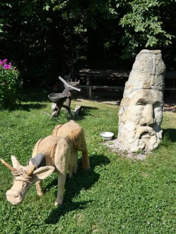 „Lingura boierului”, „lada bucovineană” și tablouri fantastice, create în Poiana Dacilor, la cea de-a 15-a ediție a taberei meșterilor populari și pictorilor naivi