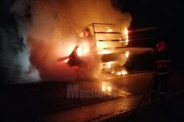 Autoutilitară distrusă într-un incendiu pe DN 17, în cursul nopții trecute