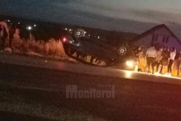 În urma impactului dintre cele două autoturisme, unul dintre ele s-a răsturnat pe cupolă
