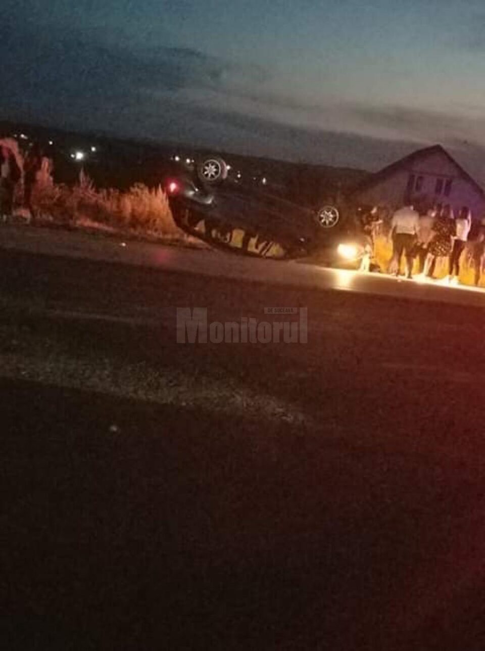 În urma impactului dintre cele două autoturisme, unul dintre ele s-a răsturnat pe cupolă