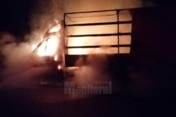 Cabina autoutilitarei a fost cuprinsă de flăcări și a ars în întregime